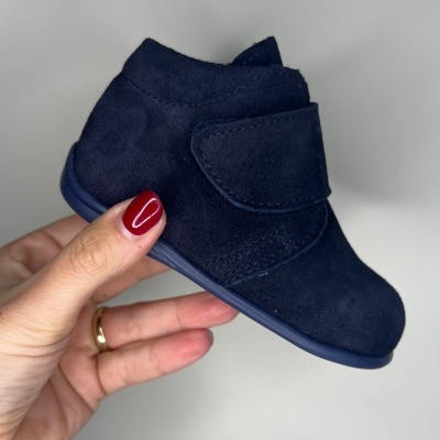Botinha de bebé azul escura em camurça com velcro