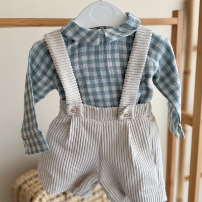 Roupa infantil azul e branca aos quadrados com calção bege canelado com alças