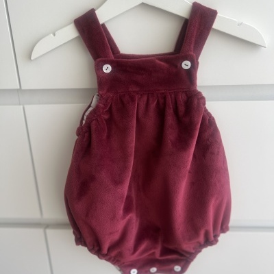 Macacão de bebé vermelho escuro em veludo com botões brancos