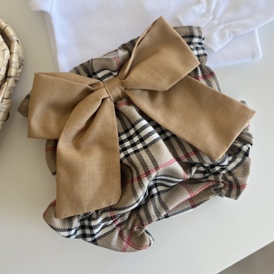 Fralda ou calção para bebé xadrez com laço bege