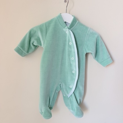 Babygrow verde-água em veludo com botões de pressão brancos pendurado