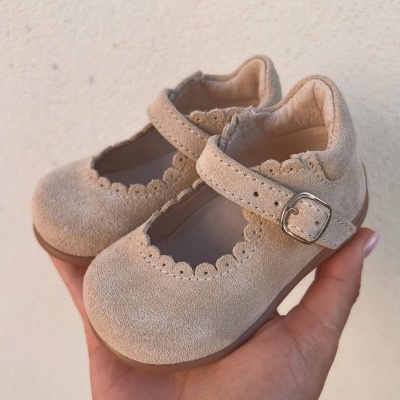 Sapatos infantis Mary Jane camurça bege com fivela e detalhes recortados