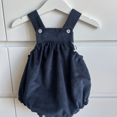 Macacão curto para bebé em veludo azul escuro com alças e botões brancos