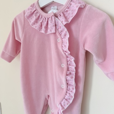 Pijama de veludo rosa para bebé com folhos florais no colar e frente