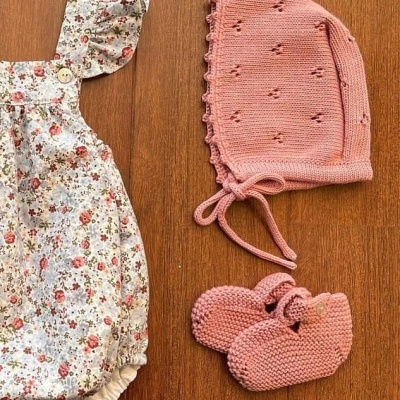Roupa de bebé: ranita floral, touca e sapatinhos de malha rosa