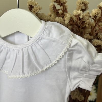 Camisola branca de bebé com gola franzida e renda