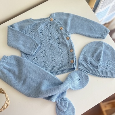Conjunto de roupa de bebé azul em malha com camisola, calças e gorro