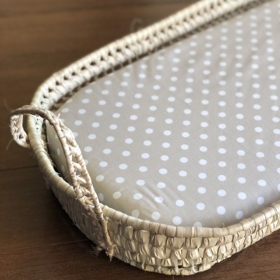 Bandeja retangular de material trançado com tecido bege e bolinhas brancas