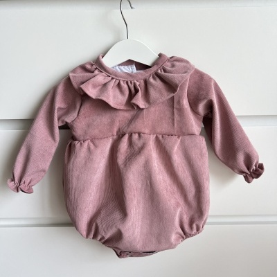 Body de bebé rosa em veludo cotelê com gola franzida e mangas compridas
