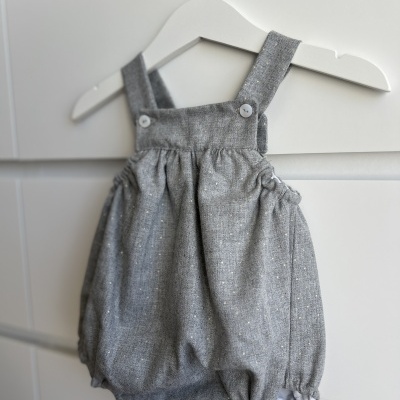 Macaquinho cinza para bebé com botões e tecido texturado