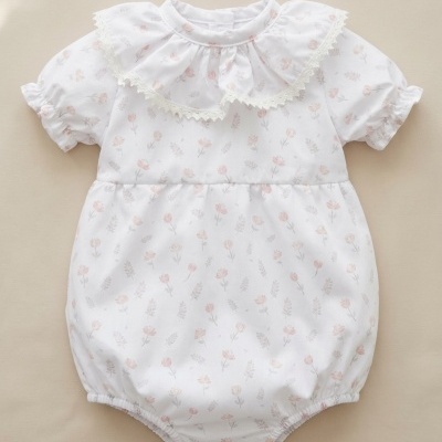 Body de bebé branco com padrão floral rosa e gola com renda