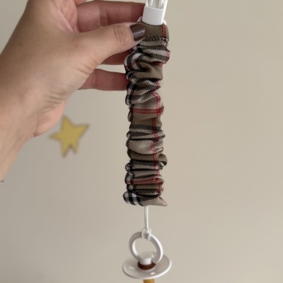 Prendedor de chupeta com tecido xadrez dois tons e clip branco