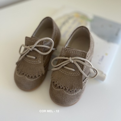 Sapatos infantis de camurça cor mel com atacadores e pormenores recortados