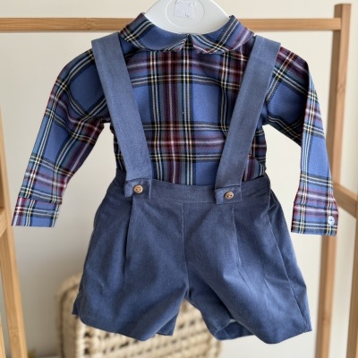 Conjunto infantil xadrez azul e calções de veludo cotelê azul com alças e botões