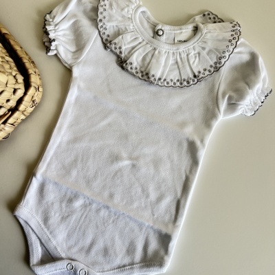 Body branco para bebé com gola e folhos bordados cinza e botões na parte inferior