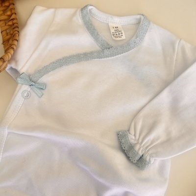 Camisola de bebé branca com detalhes cinza claro e laço