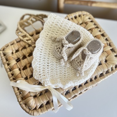 Cesto de vime com saco e sapatinhos de bebé em croché branco
