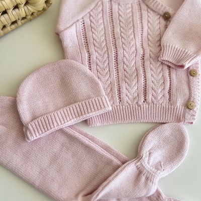 Conjunto de roupa para bebé em malha cor de rosa claro com camisola, gorro e leggings
