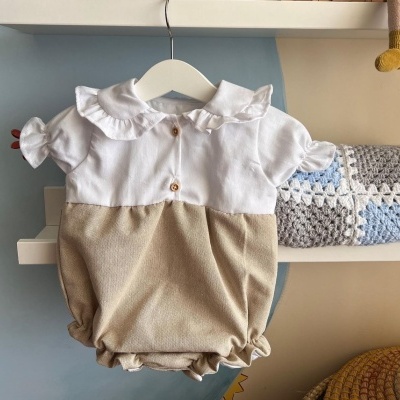 Macacão de bebé branco e bege com gola de folhos e botões em cabide