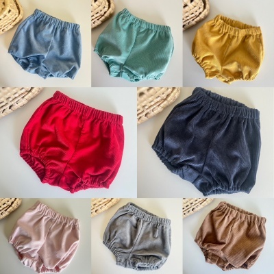 Oito calções de bebé em diferentes cores sólidos com textura suave