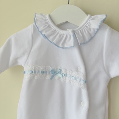 Macacão branco para bebé com gola frisada e detalhes em azul
