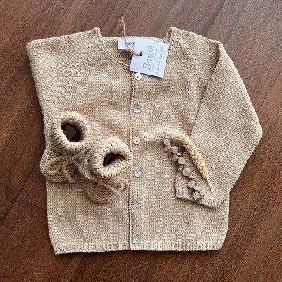 Casaco bege de malha com botões e botins da mesma cor