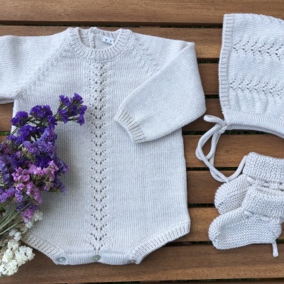 Conjunto de bebé em malha bege claro com body, touca e botins com padrão trançado