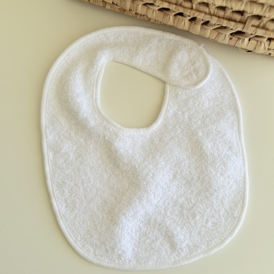 Babete branco de tecido felpudo com fecho de velcro