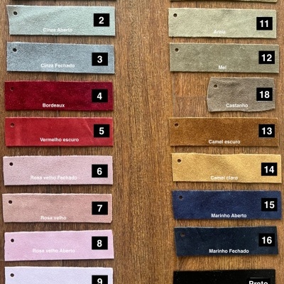amostras de tecidos de camurça coloridos com etiquetas numeradas