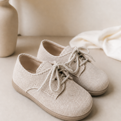 Par de sapatos com atacadores em tecido bege claro