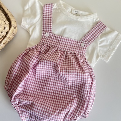 Conjunto de bebé com T-shirt branca e jardineira xadrez rosa