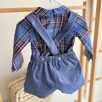 Conjunto de roupa para bebé com camisa aos quadrados e calções azuis com alças