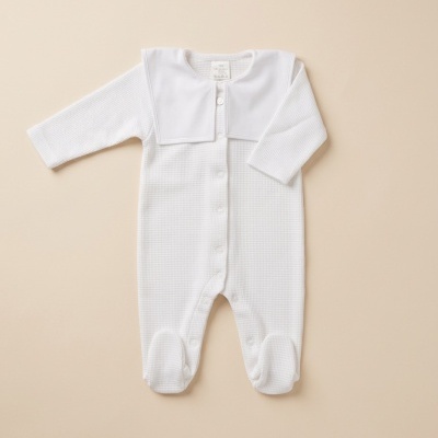 Macacão branco de bebé com gola quadrada e botões à frente