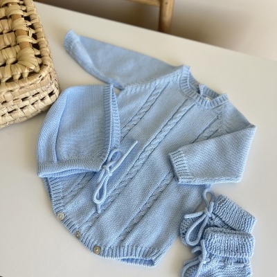 Conjunto de roupa azul claro para bebé com macacão, gorro e botinhas em malha texturizada