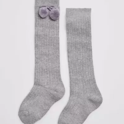 Par de meias cinzentas compridas com pompons na parte superior.