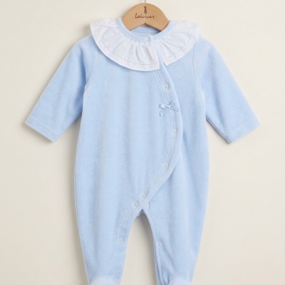 Macacão azul claro para bebé com gola branca e fecho em botões de pressão