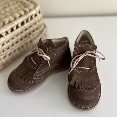 Sapatos infantis em camurça castanha com franjas e cadarços bege
