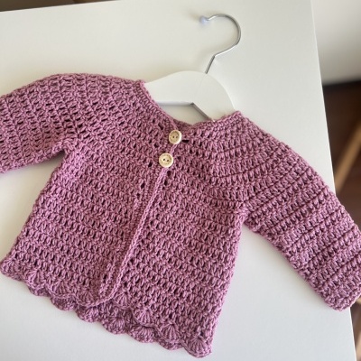 Casaco de bebé em crochet cor de rosa velho com botões de madeira e padrão texturizado