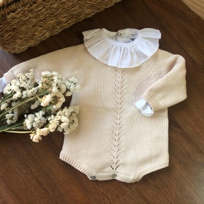 Body bege de malha com gola branca e botões metálicos