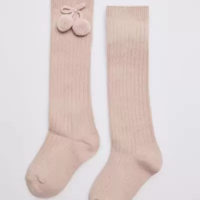 Par de meias altas bege com pompons e laço na parte superior