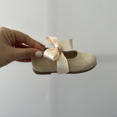 Sapato de bebé bege com laço de cetim e sola castanha