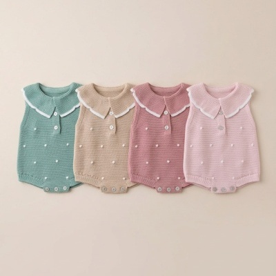 Babygrows de malha coloridos com pompons brancos e gola de botão
