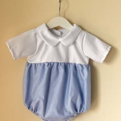 Body de bebê branco com azul riscado e gola peter pan