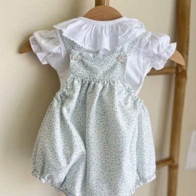 Macacão de bebé com padrão floral azul claro e camisa branca com gola frisada