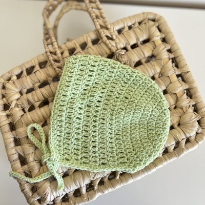 Saco trançado castanho claro com boné verde em croché
