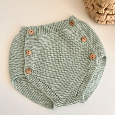 Cuecas de malha verde claro com botões de madeira