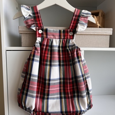 Macacão de bebé xadrez vermelho e branco com botões brancos