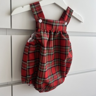 Macacão de bebé xadrez vermelho com alças e botões brancos em cabide