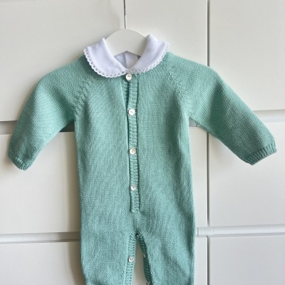 Macacão infantil de malha verde água com botões e gola branca bordada