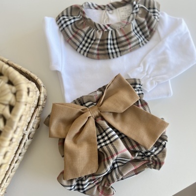 Conjunto de bebé branco com gola e cueiro xadrez bege com laço grande